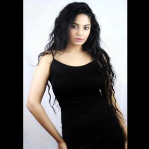 Sanam Shetty Instagram - Where's the party tonight? 🖤
.
.
.
.
Clicks drx.photography

#saturdazed #happyweekend
#longhairdays #black #lbd