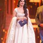 Sanchita Shetty Instagram - Candid moments ❤️ Event : @siimawards Photography : @pradeepmachar Costume : @reshmakunhi Makeup & Hair style : @poojaamarr_official #siima #siimaawards #siima2022 #siimainbengaluru #sanchita #sanchitashetty #spreadlovepositivity ❤️