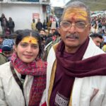 Sanchita Shetty Instagram - Bollywood Legendary actor The one n only Mr. Nana Patekar Sir 🙏 Few months ago when was travelling to Kedaranth Happened to meet Nana Patekar Sir while he was shooting front of Kedaranth temple 🙏 Very humble human being & multitalented Actor writer & director blessed to seek his blessings at Kedarnath 🙏 He asked me, do you know I worked in tamil movie Kaala.. 😅 We all remember him 😌 “ Just follow your destiny “ #bestmomeries #nofilter #kedarnath #spiritualtrip #kedarnathtemple #nanapatekar #sanchita #sanchitashetty #Spreadlovepositivity ❤️