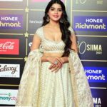 Sanchita Shetty Instagram - Hello SIIMA 🤍 Costume designed by : @reshmakunhi Makeup & Hairstyle : @poojaamarr_official #siima #siimaawards #siima2022 #siimainbengaluru #sanchita #sanchitashetty #spreadlovepositivity ❤️