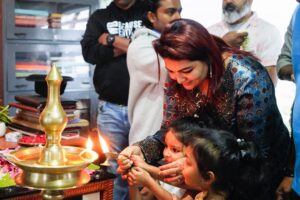 Sandra Thomas Instagram - 'നല്ല നിലാവുള്ള രാത്രി' Starts rolling . പത്തു വർഷങ്ങൾക്കു മുൻപ്‌ ഇതുപോലൊരു കൂട്ടുകെട്ടിൽനിന്നും ഉണ്ടായതാണ് എന്റെ ആദ്യ സിനിമയായ ഫ്രൈഡേ. പത്തു വർഷങ്ങൾക്കിപ്പുറം എല്ലാം ഒന്നില്നിന്നും തുടങ്ങുന്നു . കൂടെ ഉണ്ടാവണം 🙏

Outfit : @klumbyprajinajaanaki 
Kids outfit : @imdizayny 

#sandrathomasproductions #newmovie #film #movies #cinema #love #mollywood #massaction #fan #trending #opportunity #newfilm #netflix #moviereview #newmovies #newcomers #actor #comingsoon #drama #debutants #download #newrelease #filmbaru #ji #india #comedy #thrillermovie #firstproduction #cinemacompany #supernaturalfamily