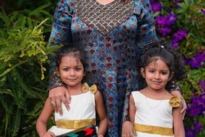 Sandra Thomas Instagram - 'നല്ല നിലാവുള്ള രാത്രി' Starts rolling . പത്തു വർഷങ്ങൾക്കു മുൻപ്‌ ഇതുപോലൊരു കൂട്ടുകെട്ടിൽനിന്നും ഉണ്ടായതാണ് എന്റെ ആദ്യ സിനിമയായ ഫ്രൈഡേ. പത്തു വർഷങ്ങൾക്കിപ്പുറം എല്ലാം ഒന്നില്നിന്നും തുടങ്ങുന്നു . കൂടെ ഉണ്ടാവണം 🙏

Outfit : @klumbyprajinajaanaki 
Kids outfit : @imdizayny 

#sandrathomasproductions #newmovie #film #movies #cinema #love #mollywood #massaction #fan #trending #opportunity #newfilm #netflix #moviereview #newmovies #newcomers #actor #comingsoon #drama #debutants #download #newrelease #filmbaru #ji #india #comedy #thrillermovie #firstproduction #cinemacompany #supernaturalfamily