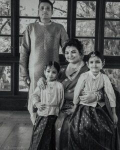 Sandra Thomas Instagram - La Familia 

Photography @a_isography
Styling @joe_elize_joy @styyledbyjoe
Make up @vikas.vks.makeupartist
Hair : @antony.k.x 
Styling assistant @_a.l.b.i.n @akshara_karimbil
Make up assistant @nikhil_vks
Saree @naithubysruthiprasanth
Jewellery @kaya_online_
Kids outfit @awwawa__
Blouse construction @bandhan_my_boutique

#birthday #themebased #ootd #traditional #supernaturalfamily -#thankakolusu #girls #twins #trending #birthdaywishes #mygirls #parenthood #motherhood #fatherhood #blessing