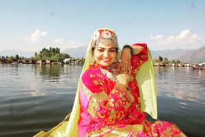 Sandra Thomas Instagram - കാശ്മീരി മങ്കകൾ @tentgraam @tentgramtrips #kashmiri #kashmir #kashmirtourism #kashmirvalley #srinagar #kashmirlovers #jammukashmir #kashmirdiaries #kashmirlife #kashmirdairies #gulmarg #kashmiriyat #lovers #kashmirbeauty #keashur #captivatingkashmir #kashmirifood #kashmiruniversity #beingkashmiri #instagram #india #kashmirphotographyclub #koshur #india #jammu #srinagardiaries #nature #kashmir #srinagarkashmir #photography Dal Lake , Srinagar - Kashmir