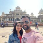 Sangeetha Bhat Instagram – ♥️♥️♥️ End of Jaipur photo dump… wait for  Delhi then we will be done with the golden triangle 🥰🥰🥰🥰🥰
Swipe<<>>
@sudarshan_rangaprasad 
#sangeethabhat #sangeethabhatsudarshan #sudarshanrangaprasad #jaipur #rajasthan #hawamahal गुलाबी नगर, जयपुर : Pink City, Jaipur