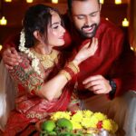 Sangeetha Bhat Instagram - ಬದುಕು - ಇಲ್ಲಿ ಸಿಹಿ, ಕಹಿಗಳು ಸಾಮಾನ್ಯ. ಹೊಸ ವರ್ಷದ ಆರಂಭ ಬೇವು, ಬೆಲ್ಲ ಸವಿಯುತ್ತ ಆರಂಭಿಸೋಣ. ಬೇವು ಬೆಲ್ಲಗಳ ಸಮ್ಮಿಲನವೇ ನಮ್ಮ ಜೀವನ. ಸಿಹಿಯಂತೆ ಕಹಿಯನ್ನೂ ಸ್ವೀಕರಿಸುತ್ತ ಬದುಕು ಮುನ್ನಡೆಸೋಣ. ಎಲ್ಲರಿಗೂ ಯುಗಾದಿ ಹಬ್ಬದ ಶುಭಾಶಯಗಳು. Happy Ugadi Credits - Photography- @v_photographystudio Wardrobe courtesy, Jewellery, Makeup & Styling by @uniquemakeover_by_nethrarajesh Hairstyle by @hairstyle_by_anitha Vc & hair by @makeover_by_lavanyaachar @sudarshan_rangaprasad @sangeetha_bhat #sangeethabhat #sangeethabhatsudarshan #ugadi2023 #redsaree #traditionaljewelleryindia #sudarshanrangaprasad Bangalore, India