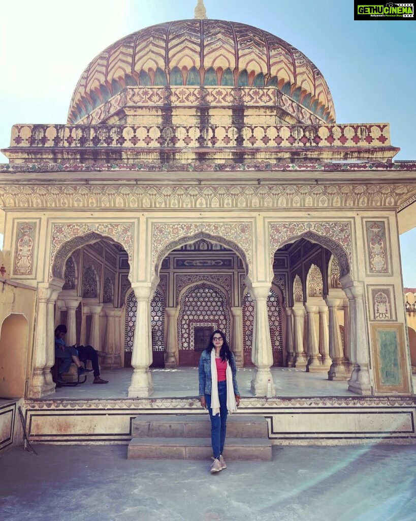 Sangeetha Bhat Instagram - ♥️♥️♥️ End of Jaipur photo dump… wait for Delhi then we will be done with the golden triangle 🥰🥰🥰🥰🥰 Swipe<> @sudarshan_rangaprasad #sangeethabhat #sangeethabhatsudarshan #sudarshanrangaprasad #jaipur #rajasthan #hawamahal गुलाबी नगर, जयपुर : Pink City, Jaipur