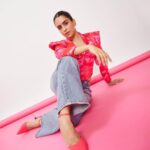 Sanya Malhotra Instagram - 💞💓🌸💝🌷🎀👛💗💖 Padmasan Vajrasana Shavasana Iykyk 🧘🏽‍♀️ 📸 @mohitvaru 💄 @natasha_mathias_ 👗 @spacemuffin27