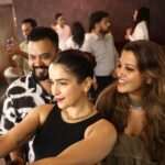 Sanya Malhotra Instagram - Last night was filled with laughter and smiles post the cast and crew screening of our film Kathal. Now our very special film will be yours in just a day 🥰💖 Directed by @yashowardhanm Produced by @shobha9168 @ektarkapoor @guneetmonga @achinjain20 Written by @ashokmishraa40 @yashowardhanm @anantvjoshi @vijayraazofficial @rajpalofficial @imsarafneha @govindpandey07 @guchahurpal @buntyshash raghubir_y Creative Producer: @ruchikaakapoor DOP: @harshviro Editor: @prernasaigal Music: @ramsampathofficial Costume Design: @eshtylist Casting: @ghantaghartalkies @castingbay Associate Producer: @mann012 Sound Design: @anthoruban Re Recording Mixer: @boloydoloi Rahul Production Design: @pronitapal @naiditasingh Makeup Design: @yazminrodgerz Action Director: @khatib2279 Colourist: @sidmeer @bridgepostworks @unfathomable_11 amit.asaxena @wake_up_hittu @ketannmehta @raunaqbajaj @mishraapoorv @ritviqj @mihika_munjal @sambhav6084 @miss_ap_says @i.am.arjunsetia @kritarthsethi @priyanka_kaur_gill @gaurav.utreja @priyagini @sakshi.saxena2 @kushal_17 @tarang_gaike @yogeshmeghwal_ @Gagandeep1178 @Nirali.n @Iqbalansari3185 @cine_wrap @shrutikarokade @shreyabisen @natasha_mathias_ @sanayadotiwala @anjarlekargeetesh @rimac_the_mua @umasejwal @sejwal_tarun @harishisolanki52 @constrooe_art @sandeepkumarp6313 @kanupriya9 @kaukokaipuu.jouska @syed_syhaan_qyrashi @maniarjjun @nil_patil_1906 @niveeee @mourya_ashok007 @samrat.saha11 @noise.reaction_lakra @keshavwaghe @gulkand @prasaadkadam @kadakpaav @truebluedesignco @sikhya @balajimotionpictures @netflix_in #Kathal #KathalOnNetflix #SanyaMalhotra #SikhyaEntertainment #BalajiMotionPictures #Netflix #NetflixOriginal 📸 @sohail_joshi