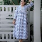 Sarayu Mohan Instagram - A must post soon pic😂 Because costume is from @cafefashion_by_remya_nair which is owned by @remya__nair 🤓🤓 Love for simple dress❤️ Click: @_story_telle__r Chottanikkara, India