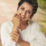 Sarayu Mohan Instagram - 🕊️🎈🤍 In Frame : @sarayu_mohan 😌❣️ Makeup : @meeramax_makeupartist_ @meeramax_academy 💄 Outfit : @vddesignz.in 👗 Dop : @jk_jinu @jk_storiesss 📸 #jkjinu 📌 Grading : @anujith_designs 🎨 Media Partner : @asprins.of.insta || @asprins_of_insta_official 💜 Thanks : @syam___sivan @r4.hul._ ❤️ Loc : Kochi 🌍 #canoneosrp 📸 85mm f-1.8 🍭 Follow @asprins_of_insta_official 📌 #asprinsofinsta ❤ _____________________________________________ #sarayumohan #sarayu #traditional #trendingreels #trending #shoot #photooftheday #photography #photoshoot #trivandrum #trivandrumdiaries #naaderngram #reels #reelsinstagram #reelitfeelit #keralagram #keralagodsowncountry #new #kochi #kuthiramalika #palace #actor Kochi, India