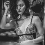 Scarlett Mellish Wilson Instagram - “Looking at you looking at me” DAY 4 with @corygoldbergphotography #experimental #abstractart #abstractphotography #abstractphoto #abstractphotoart #abstract #ethereal #etherealaesthetic #ethereal_moods #lightpainting #lightpaintingphotography #lightpaintingart #nudemodeldrawing #nudestyle #timeexposure #timeexposurephotography #paintingwithlight #canonphotography #scarlettwilson #londonmodel Goa India