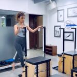 Seerat Kapoor Instagram - The Chair You know I don’t usually sweat but this circuit was one of a kind @samir.purohit 🫠 It would be nice, if you could now deliver my limbs back home pls. I may have forgotten them there! 😁🎈 Here’s a sneak peak for you my lovelies! 😘 @thepilatesstudiomumbai