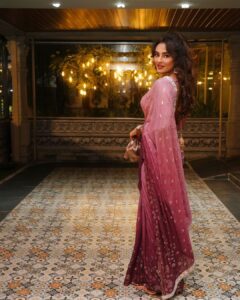 Seerat Kapoor Instagram - Your lady on arrival @siimawards 💖

Saree & Clutch : @bhumikagrover
Jewellery: @divinuscreations
Stylist: @baldankita 

📸 @artistrybuzz_