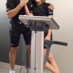 Seerat Kapoor Instagram - Excuse my expressions. I actually like this space. So hot! 🥵 Father like figures can be demanding! Right @samir.purohit? 🫡 @thepilatesstudiomumbai