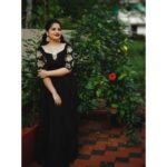 Shafna Instagram - Black is the beautifullest of the colours!!!✨ Wearing @evanshi_designs by @reeja_thaha & @_anufathima__ ♥️ Accessorised by @pureallure.in ♥️ Clicked @aashiq.aashii @the.spark.stories ♥️ #black #blackseries #favouritecolour #favouriteoffavourites #shafna #pureallure #evanshidesigns #thesparkstories