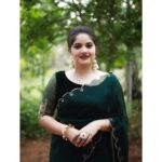 Shafna Instagram - Can’t stop over this series🤪 so much in love with this look!!! Thankyou so much @jazaashdesignstudio for the beautiful saree♥️ - Dark Green soft Organza saree with hand worked sleeves!!! Thankyou so much @pureallure.in & @mrudula.murali for sending me the prettiest jewellery within a short time!!! You are my jewellery saver🤪♥️ Thankyou my lil bro for these beautiful clicks♥️😘 @aashiq.aashii @the.spark.stories