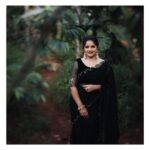 Shafna Instagram - Can’t stop over this series🤪 so much in love with this look!!! Thankyou so much @jazaashdesignstudio for the beautiful saree♥️ - Dark Green soft Organza saree with hand worked sleeves!!! Thankyou so much @pureallure.in & @mrudula.murali for sending me the prettiest jewellery within a short time!!! You are my jewellery saver🤪♥️ Thankyou my lil bro for these beautiful clicks♥️😘 @aashiq.aashii @the.spark.stories
