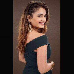 Shagun Sharma Instagram - Happy moments ❤️

#shagunsharma #explore #explorepage #exploremore #viral #viralpost #trending #trendingnow #happiness #grateful #black #pose