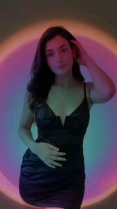 Shagun Sharma Instagram - Why am I always late on cool trends.. 
🖤 But anyway here I go 🖤🖤

#dinero #instareels #instadaily #reelsinstagram #explorepage #explore #explorereels #viralme #viralpost #viral #trend #trending #Shagunsharma
