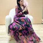 Shagun Sharma Instagram - Me after buying my own flowers 💐😂😂😂😂😂 Pc : @mdaftabk @filmygyan 💐💐 Mumbai, Maharashtra