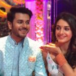 Shagun Sharma Instagram - Gaur se dekhiye iss insaan ko @jaysoni25 😝 zabardasti pics bhi lo, reels b banwao, uff kitna thak jaati hu Mai !!!!! @starbharat at 8:00 pm Sasural Genda phool2 #Tishaan #titli #shagunsharma #explore #trending #fyp #viral Mumbai, Maharashtra