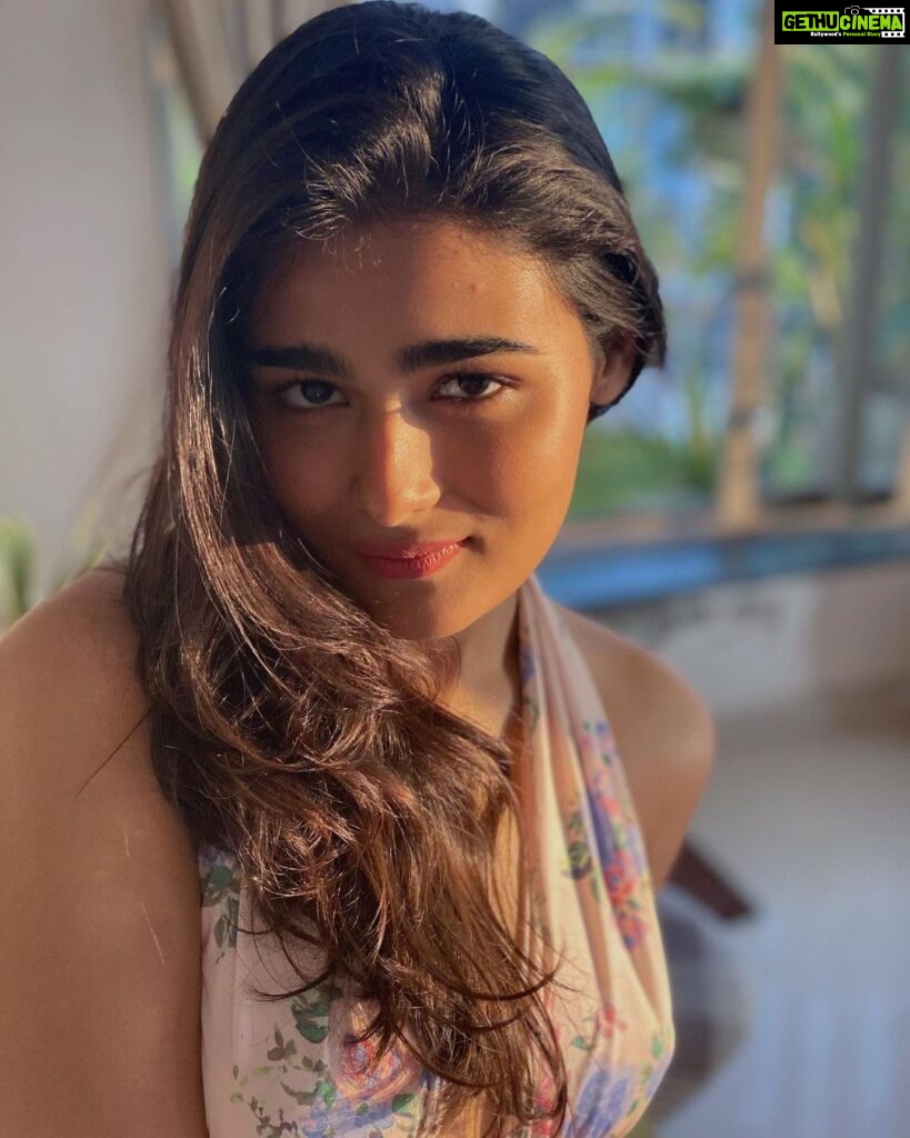 Shalini Pandey Instagram - Hello 2023, May all of us have more kindness, warmth, unbiased love, mutual respect, animal love and sympathy, compassion, resilience & passion amongst each other. Let’s work towards achieving our dreams, overcoming our illnesses and being plain…..HUMAN:)🙃 #happynewyear #2023 🤍