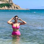 Shama Sikander Instagram - This is how I enter into weekend 😎 . . . #weekend #weekdays #throwback #pictures #reelsinstagram #instareels #instafashion #fashionphptography #influencer #shamasikander