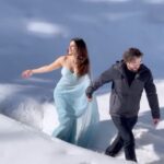 Shama Sikander Instagram - This reel is on special request and suggestion by my dear @walia_bunty @vanessa_walia here you go guys only for you two ♥️🤗 @jamesmilliron thank you for being such a sport always and fulfilling my desires to feature in my #reels love u♥️♥️♥️ #pukar #song #bollywood #friends #love #lovers #bluesaree #bollywood #filmy #poorefilmy #travelwithss #kashmir #gulmarg #snow #snowsong #shamasikander #jamesmilliron #jamsham