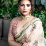 Shama Sikander Instagram - रह गये लाखों कलेजा थामकर, आँख जिस जानिब तुम्हारी उठ गई.. . . . #shyari #loveyourself #beauty #mesmerized #happiness #stylefashion #fashionable #shamasikander