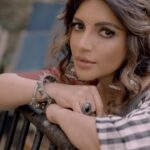 Shama Sikander Instagram - Absolutely in love with this track by @anuraag_psychaea kamaal ki dhun hai yaar. God bless you. sung by my Absolute favorite @rekha_bhardwaj maam♥️♥️ aise kyun hai maam ki aapka har gana itna khoobsurat hota hai!!!! Kitna pyara gaati hain aap 😇🙏🏻 stay blessed maam. main to badi wali Fan hoon aapki. I wish bahot jald aap meri film ke liye bhi gana gayein 🙏🏻♥️😇 this #reel is specially dedicated to you. • • • •make up and hair-@symone.neilson_mua_hair •videography-@deepak_das_photography #love #hindisong #bollywood #music #ghazal #rekhabhardwaj #shamasikander #bollywoodactor #actorslife #sareelove