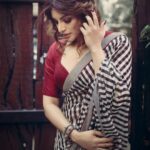 Shama Sikander Instagram - Uljhi hui zulfe ,Suljha lu to sahi … . . . #zulfe #photoshootdairies📷 #diva #icon #beauty #oldisgold #shamasikander