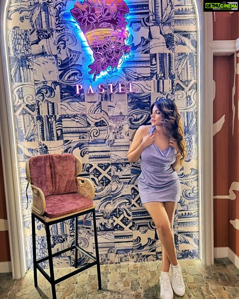 Shama Sikander Instagram - Can you all see who is there on the chair 🤭😜 . . . #funtimes #traveldairies #photography #happiness #loveyourself #shamasikander
