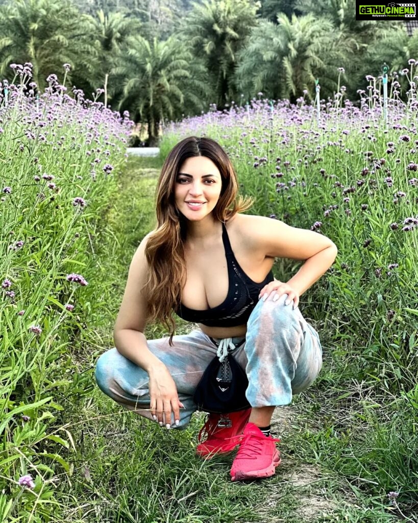 Shama Sikander Instagram - I hope you will start your day with this smile 😃 . . . #stylefashion #fashionstyle #influencer #icon #diva #beauty #actorslife #shamasikander #bechildlike #keepyourinnerchildalive #lovelife #beyou #happy #joyous #excited #nature #naturelover #thisisme #curious #passionate #loveroflife #nature #beauty #motherearth
