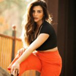 Shama Sikander Instagram - कोई आग जैसे कोहरे में दबी-दबी सी चमके, तेरी झिलमिलाती आँखों में अजीब सी शमा है.... . . . #photoshootideas #stayclassy #shootdairies #fashionicon #influencer #blogger #shamasikander