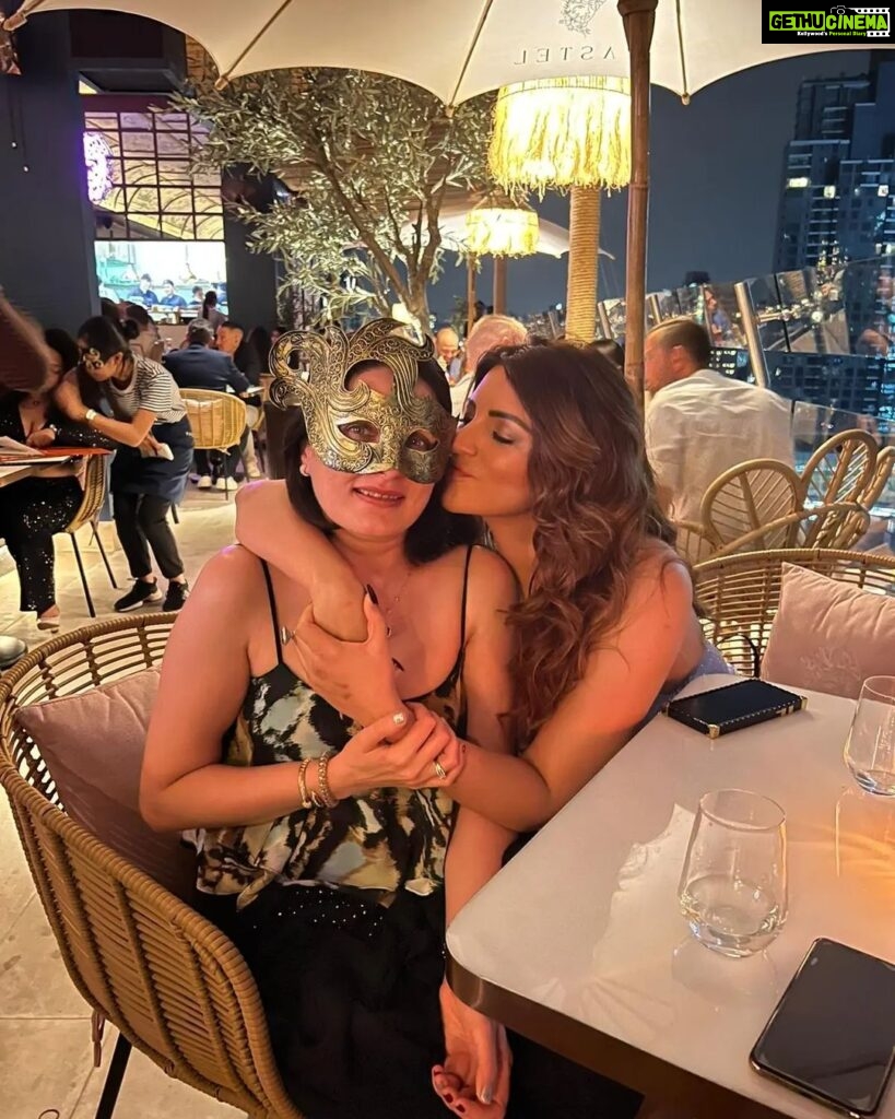 Shama Sikander Instagram - Last night in Bangkok with my loved ones…. Loved every bit of it …. My amadi @amisukhadia thank you for everything. Ur hospitality, ur love. I know you were so gone but you still came as it was our last night with you. I love u and I’m so grateful to have a friend like you. Ahh how I’m going to miss this place and you♥️🤗🤗😇😇🤩 @jamesmilliron