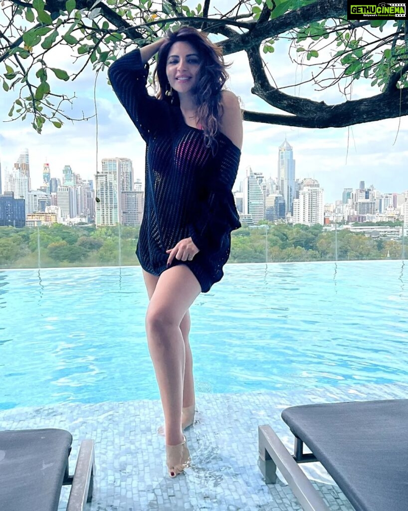 Shama Sikander Instagram - A day at poolside is extremely satisfying and contenting 😇🧿🏊‍♀️ . . . #pool #hot #holidays #2023 #newyear2023 #stylefashion #fashionicon #diva #spreadlove #shamasikander