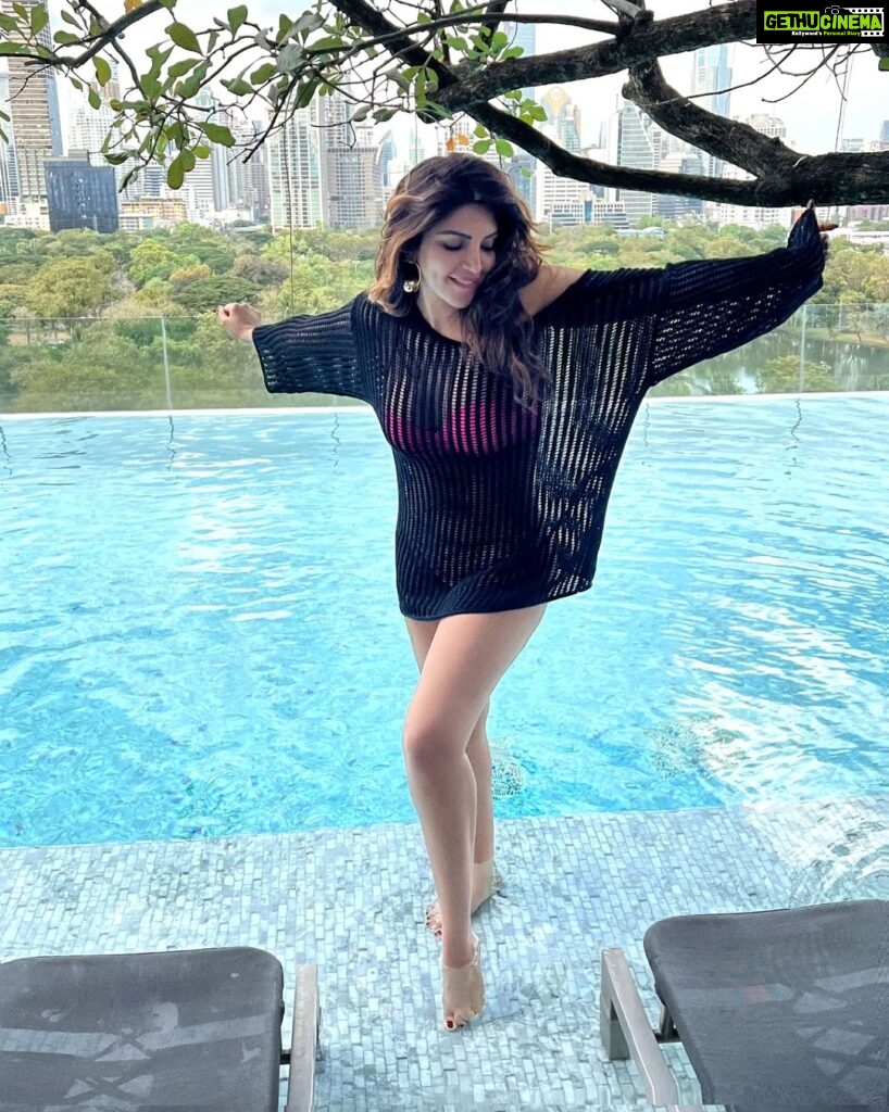 Shama Sikander Instagram - A day at poolside is extremely satisfying and contenting 😇🧿🏊‍♀️ . . . #pool #hot #holidays #2023 #newyear2023 #stylefashion #fashionicon #diva #spreadlove #shamasikander