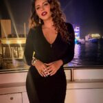 Shama Sikander Instagram - Merry Christmas to all of you from all of me and us….🎄🎅🎁😇😇😇 . . . #merrychristmas #newyear2023 #happiness #positivevibes #stylefashion #shamasikander #jamsham