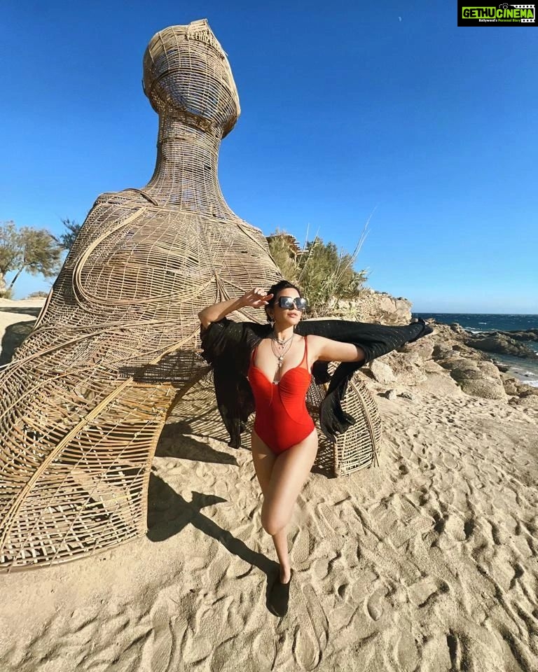 Shama Sikander Instagram - Happiness Looks Gorgeous On You.....#happythursday . . . #traveldairies #livefree #happiness #gorgeous #shootdairies #travelphotography #beach #thursday #shamasikander