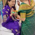 Sheen Dass Instagram - I’m late but had to post this beautiful memory of @girlwithrucksack Nehas wedding .. Brides family gave love and blessing by offering“Vanh” haldi kumkum tikka and a gift . #maratiwedding . . #weddingday #maharashtra #friends #shaddi #ceremony #rituals #indianwedding #family #sari #weddingwear #explore #india #love