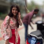 Shenaz Treasurywala Instagram - A trip to the iconic Blossoms Book House turned into a chance encounter and a fun ride across the city! So if you are not going out there, you don’t know what you are missing out on! #LivinHerStory Associate Partner @honda2wheelerin #Honda #ScooterBoleTohActiva #shortstories Bengaluru