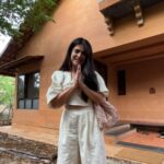 Shenaz Treasurywala Instagram - In the evenings they use candles and diyas because of course they don’t have lights. Imagine so beautiful, they sit in the dark and drink the wine 🍷 from their garden 🪴 ❤️ In a world full of consumerism and people chasing material pleasures, it was so nice to meet this conscious caring inspiring couple! Imagine living without electricity or water taps, cooking gas or even furniture! Happy Earth Day! We hope you are as inspired by them as us. #EverydayEarthfriendly #AmalaEarthLiving #sustainableliving #earthday Bengaluru