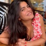 Shenaz Treasurywala Instagram - I hate small talk! And even though I look like an extrovert. I really dread shallow surface level conversations which makes me an introverted extrovert or so they say 😂 So yes, I would love to get to know you more! On a personal, deeper level. Also send these questions to your friends boyfriends girlfriends or siblings and see what they say? #questions #followers #answer #connection #love Location @thebandstandpantry Bandstand , Bandra , Mumbai
