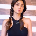 Shilpa Shetty Instagram - Making this #Wednesday count, even as ᴛʜᴇ ꜱᴜɴ ɢᴏᴇꜱ ᴅᴏᴡɴ🌥️ ᴀɴᴅ ᴛʜᴇ ᴍᴏᴏɴ ᴄᴏᴍᴇꜱ ᴜᴘ🌛... #WednesdayDance #AddamsFamily #reelsviral #trendingsongs #trending