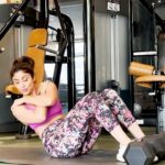 Shilpa Shetty Instagram - As we’re nearing the end of the year, it’s important to remind oneself to stay disciplined and determined. So, today’s Monday Motivation includes snippets from my “CoreTraining”. It involves training the abdominal, pelvic, hip, and lower back muscles in a way that they work in harmony for better stability. The flow is: 1) V Stance Side-to-Side Knee Tucks✅ 3 sets, 12-18 reps each side 2) Feet Hooked Russian Twists✅ 3 sets, 12-18 reps each side 3) Prone Position Opposite Arm and Leg Raise✅ 3 sets, 12-18 reps each side 4) A relaxing stretch✅ The first 2 exercises directly target the abdominal muscles (rectus abdominis and obliques); whereas the 3rd one targets the back and glutes. I always prefer performing both. Pro-tips to always remember: * Always keep the chin tucked in. * Exhale on the way up through the mouth and contract the working muscles even harder consciously. * Inhale via the nose on your way down. * Perform slow and controlled execution of exercises. Any training program should begin with a sufficient and efficient warm up wherein certain mobility drills should be performed. I did it already, don’t forget to do yours 👊 @simplesoulfulapp #MondayMotivation #SwasthRahoMastRaho #SimpleSoulful #SSApp #FitIndiaMovement #FitIndia #HomeExercises #GetFit #healthiswealth #YearEnd #determination