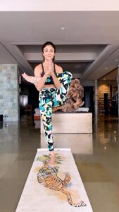 Shilpa Shetty Instagram - The #HipMobility trend is one that’s right up my alley 💪 knew I wanted to do this one as soon as I saw it!😍
This might look easy to do; though it isn’t, really! But, it surely helps to stretch the Iliotibial band muscle & the glutes, and is also beneficial for the Hip flexors. However, you need to avoid doing this exercise if you have back pain, suffer from slip disc or sciatica, or if you’re pregnant.
For everyone else, let’s see you doing this challenge. Remix this reel and share a video of you taking up the challenge. Don’t forget to tag me.

Happy Monday!💪♥️

#MondayMotivation #swasthrahomastraho #FitIndia #SimpleSoulful #FitIndiaMovement #ChallengeAccepted #fitnessreels #yogasehihoga