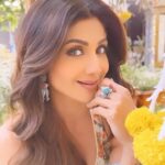 Shilpa Shetty Instagram – Shh shh shh shh shh shhhhhhh…🤫🌼♥️🌼🤭

#reelsinstagram #shootdiaries #retrovibes