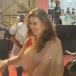 Shilpa Shinde Instagram - Some glimpses from last evening, with some special near & dear ones.. Great fun at Navratri utsav with garba queen #falgunipathak ji Thanks @colorstv for inviting us to the event VC @ashutoshshindephotography BG Song Indhana Winva by beloved @falgunipathak12 ji #jdj10 #jhalakdikhlajaa #garba #mumbai #navratri #garbaqueen #falgunipathak