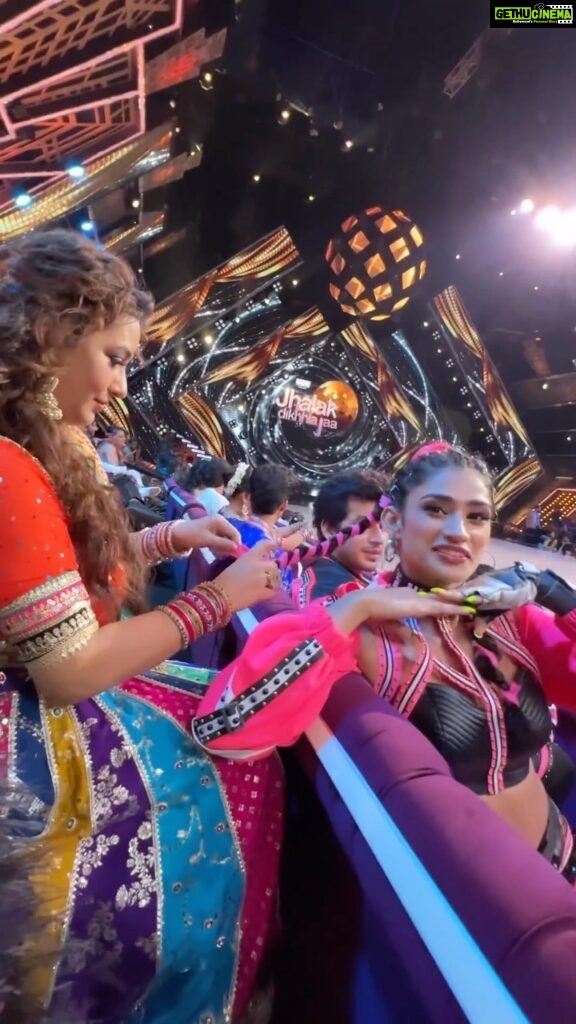 Shilpa Shinde Instagram - There is no competition we love each other 🥺🥰 @shilpa_shinde_official Shilpa ji itni pyaare kyu hai ap 🥰 Video captured by our beauty queen @rubinadilaik shukriya ye beautiful moment capture krne k liye 😘 And there is my partner smiling at my back @paras_kalnawat ☺️